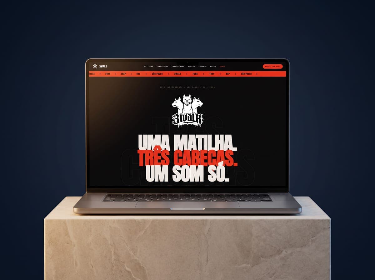 Foto de estúdio: laptop sobre plinto exibindo o site do selo 3walk