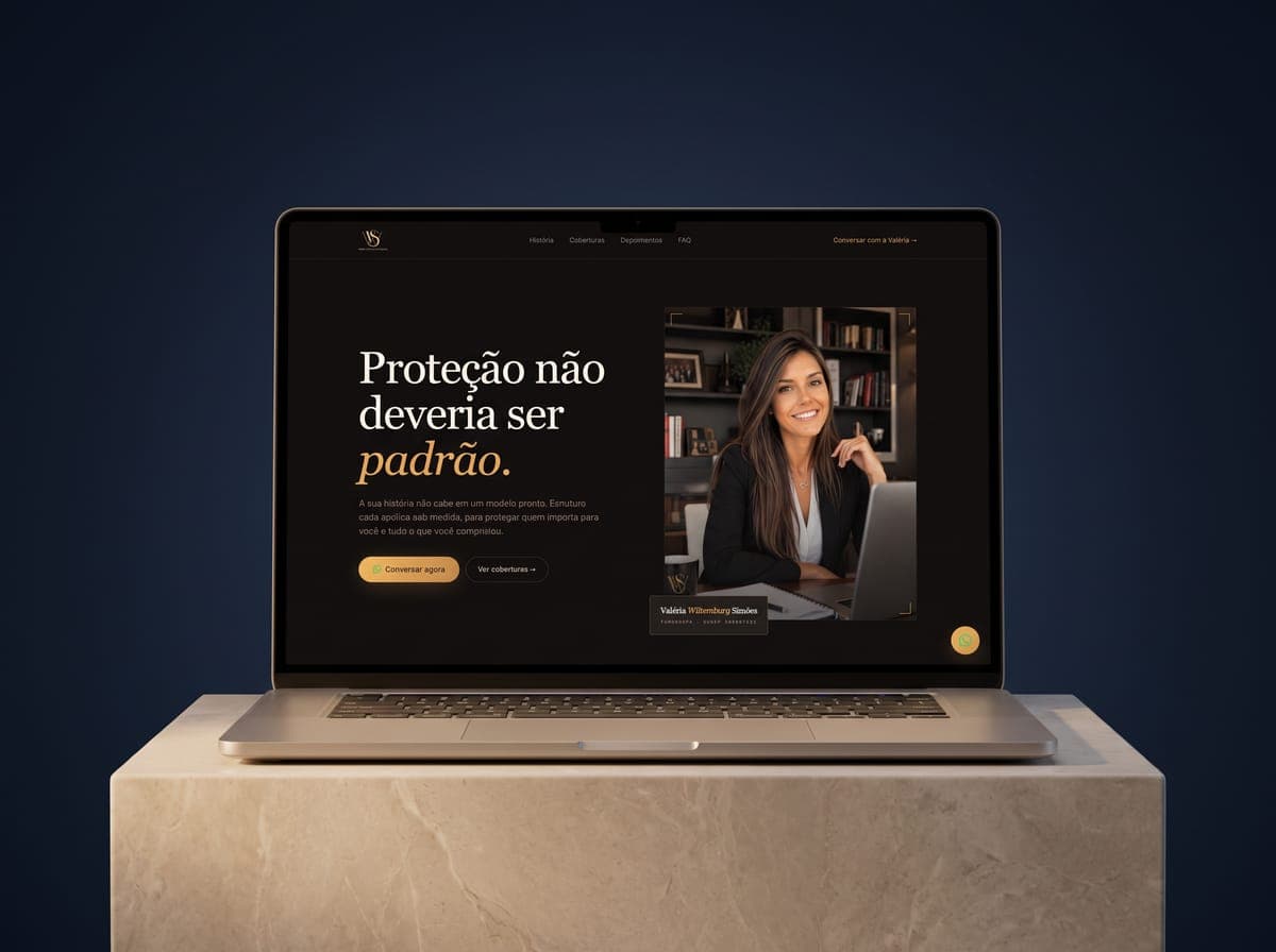 Foto de estúdio: laptop sobre plinto exibindo o site da VWS Corretora